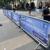 Crowd barrier banners